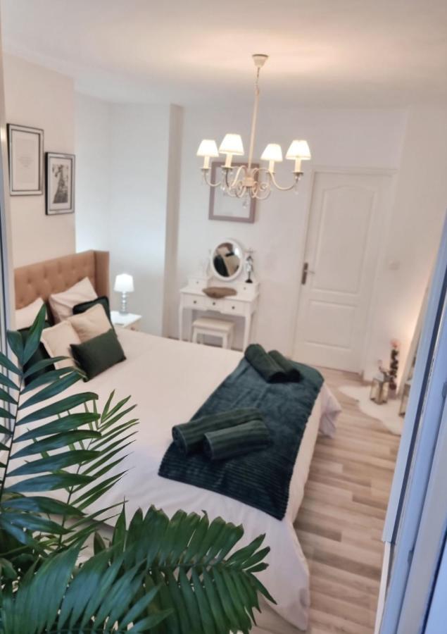 Oasis Citadine Terrasse Intime Jardin Privatif En Plein Centre Ville 70M2 كامبراي المظهر الخارجي الصورة